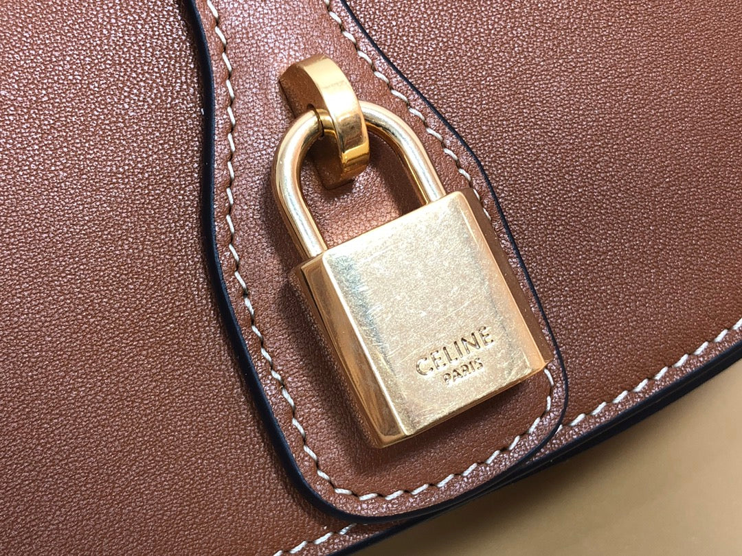 Мини-клатч Celine Tabou с плечевым ремешком в форме замка — коричневый — из гладкой коровьей кожи.