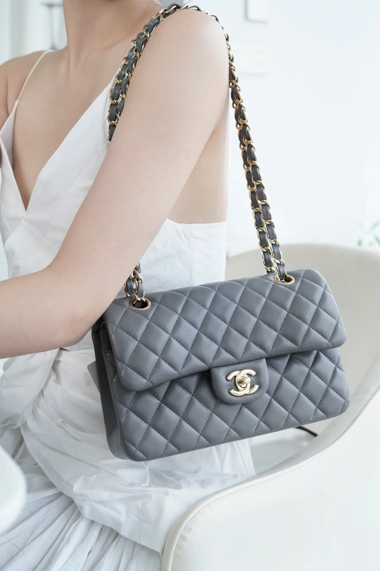 Сумка Chanel CF, маленький размер 23 см, темно-серая, из овечьей кожи, со светло-золотистой пряжкой CF23