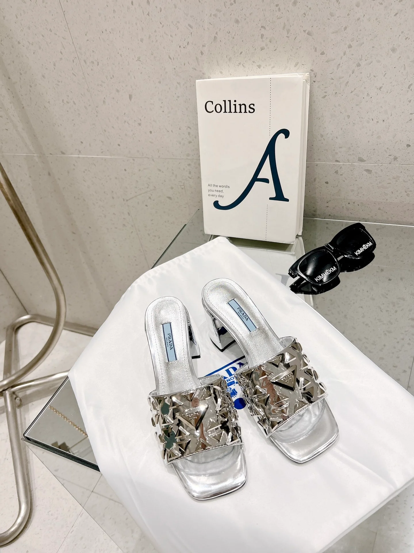 Новинка сезона весна/лето 2023 от Prada - туфли на высоком каблуке с заклепками - 7 см