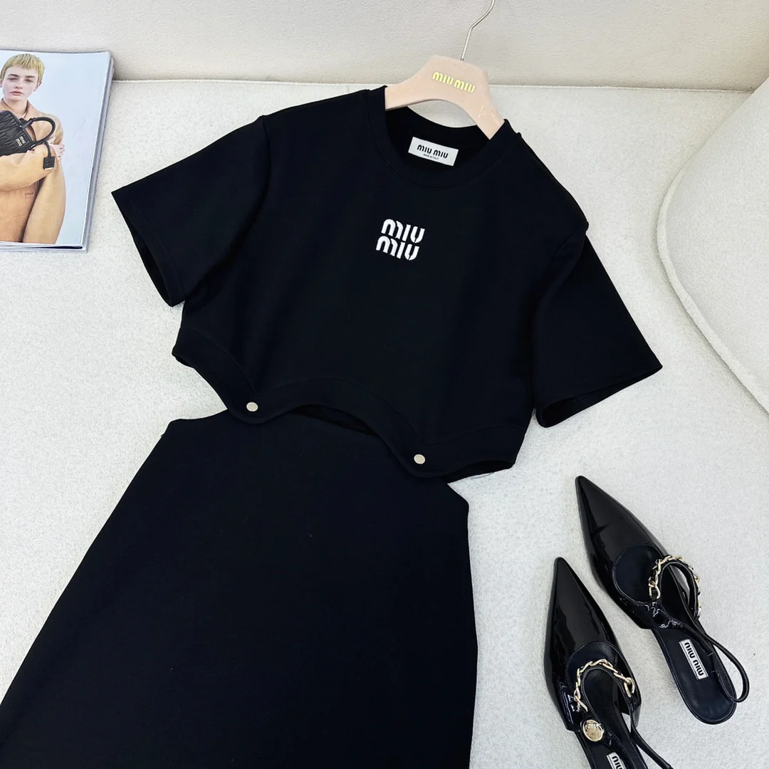 Miu Miu - 2404-24ss Весна/Лето Новинка Укороченное платье с короткими рукавами, которое можно носить как в сложенном, так и в раскладном виде - Черное