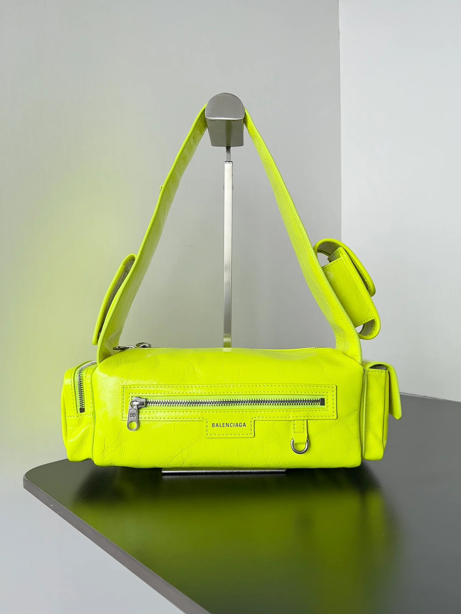 Сумка Balenciaga Superbusy, маленькая, 35 см, флуоресцентно-желтая.