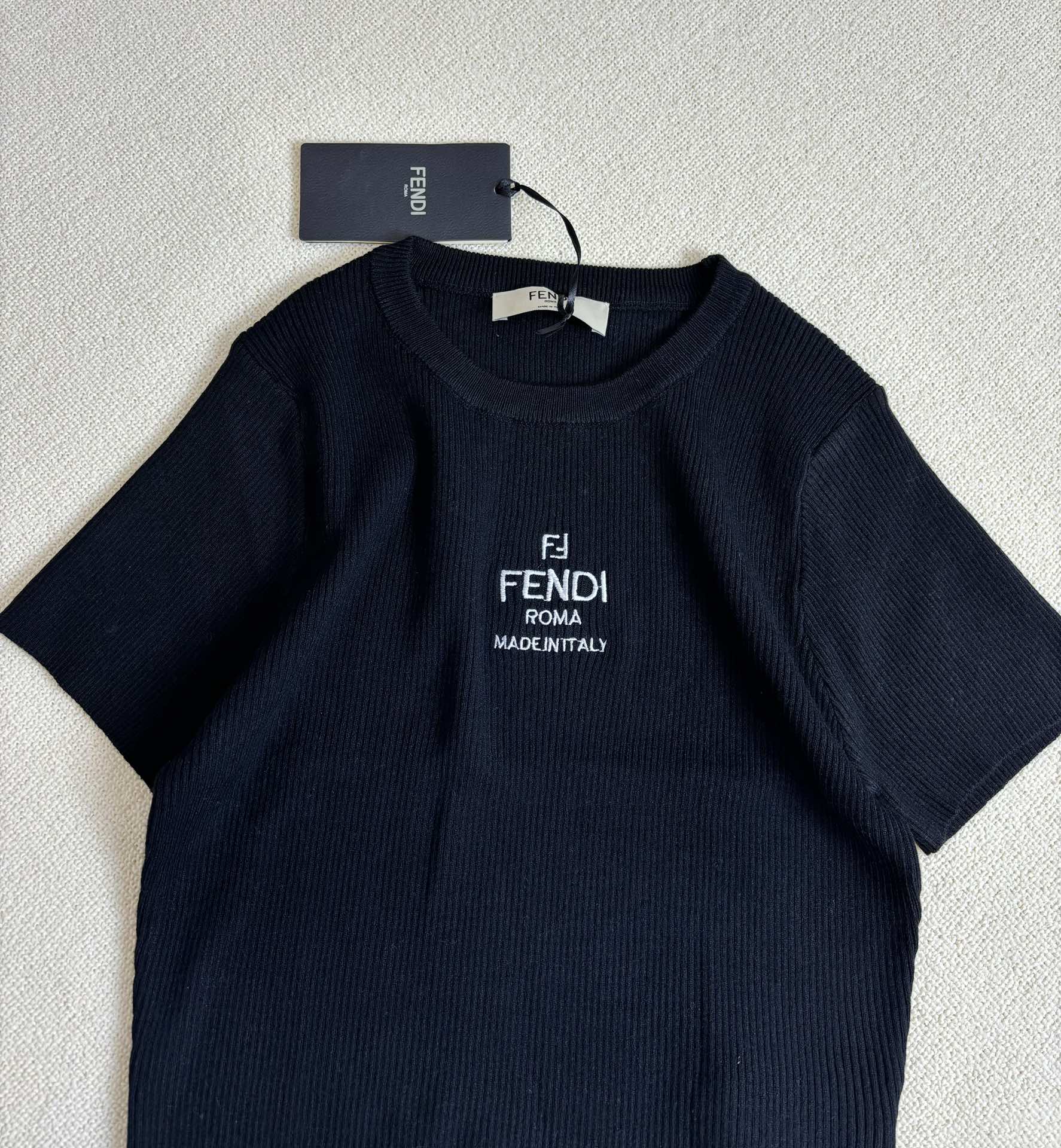 Fendi - 2403 - Трикотажная футболка с коротким рукавом для ранней весны - Черная