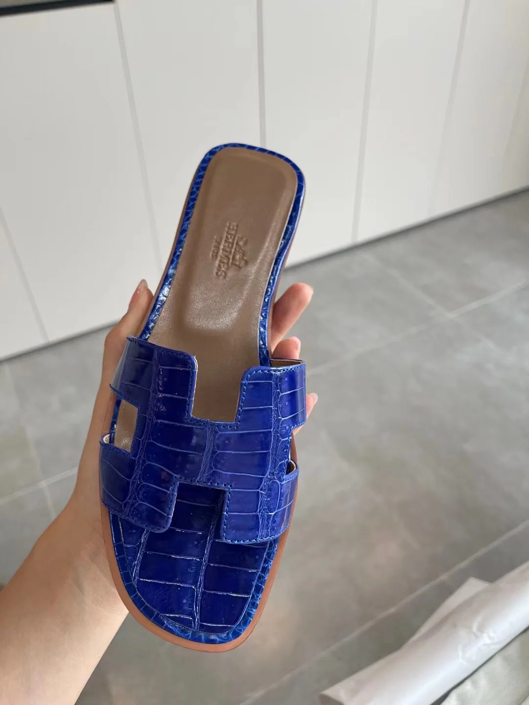 Тапочки Hermes с буквой H — Крокодиловая кожа — Королевский синий