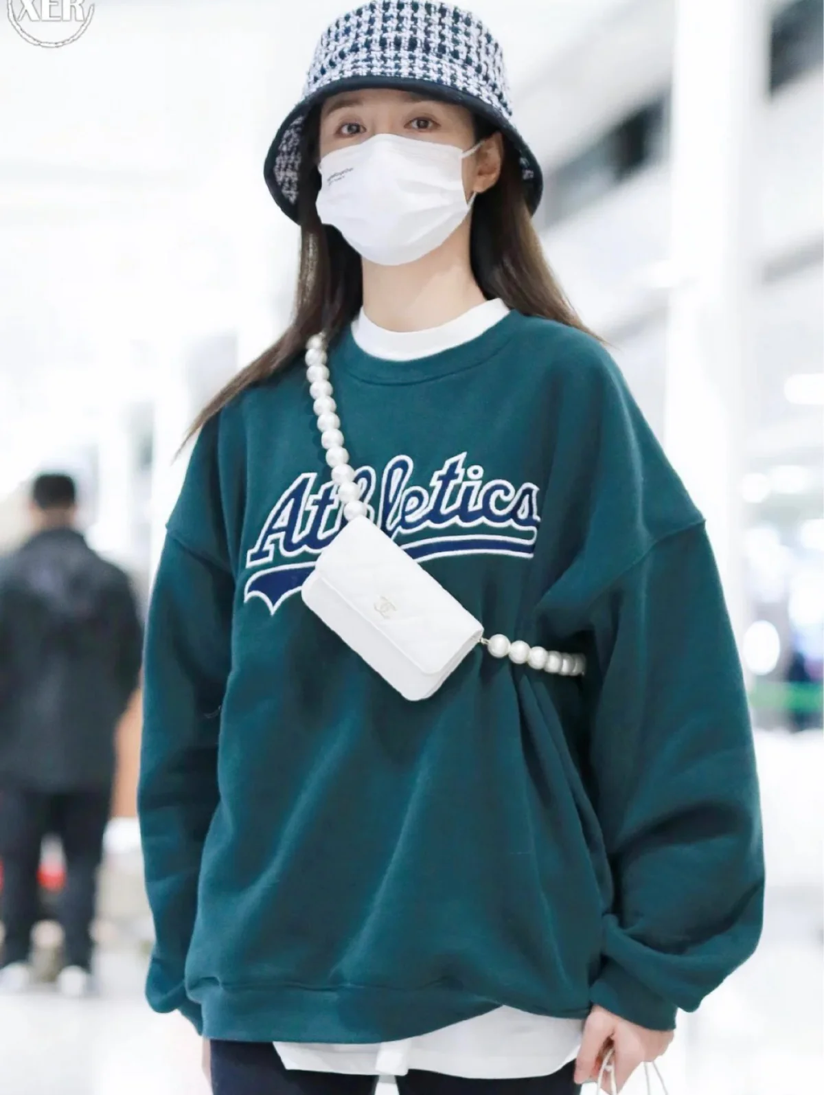 Маленькая сумочка Chanel с жемчужной цепочкой