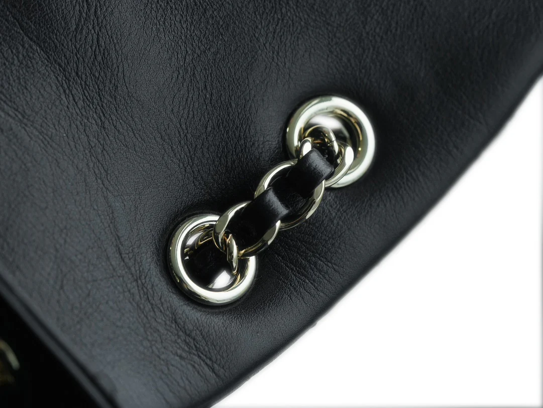 Рюкзак Chanel — черный, из вощеной кожи.