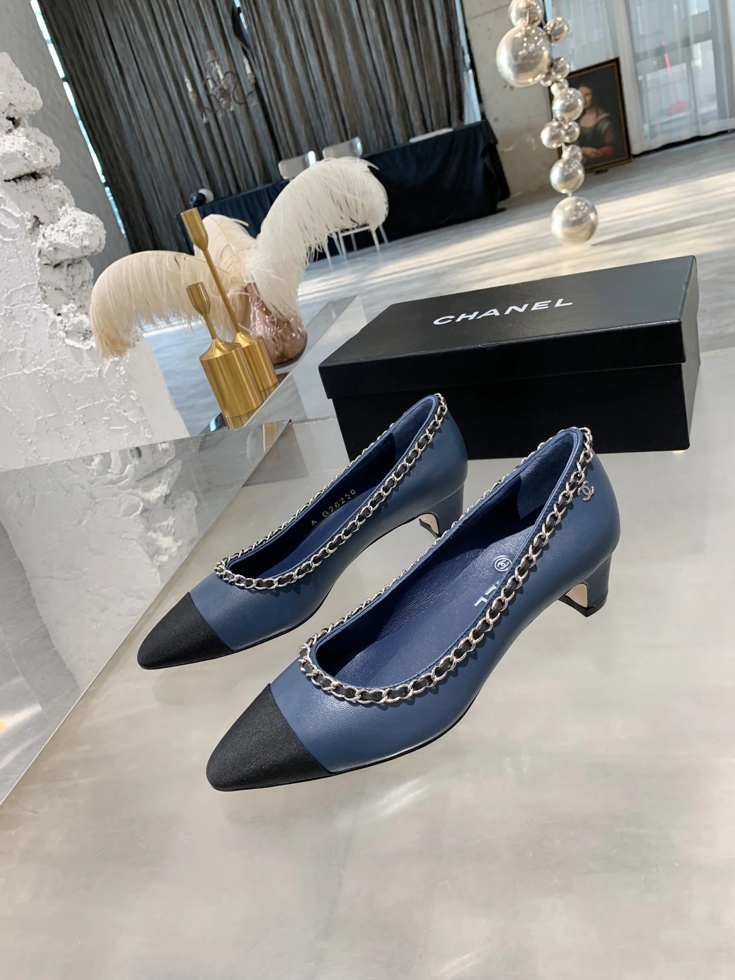 Туфли Chanel на низком каблуке с цепочкой и острым носком — синие.