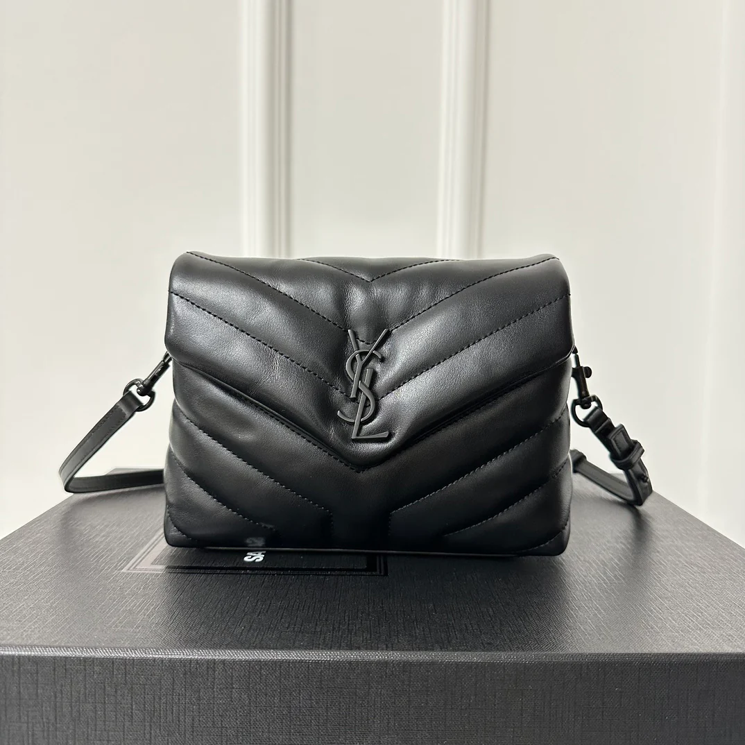 Сумка через плечо YSL Louou 20 см из стеганой телячьей кожи — черная с черной цепочкой.