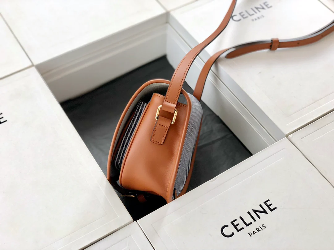 Сумка Celine-folco Saddle Bag - полосатая, из ткани и телячьей кожи.