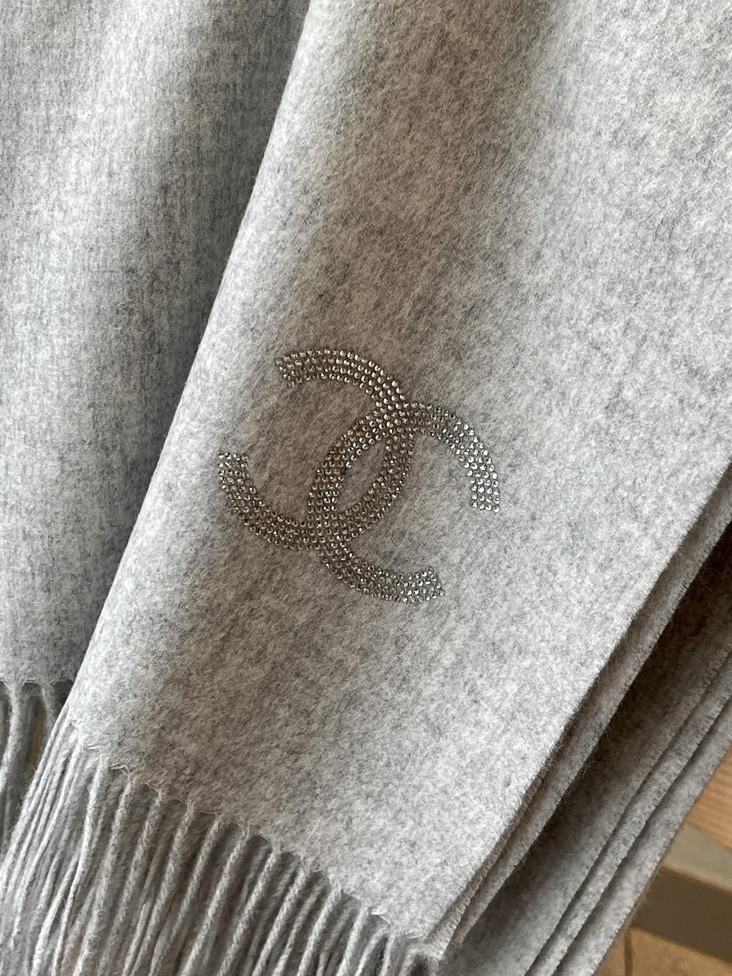 Chanel - Кашемировый шарф, украшенный бриллиантами - 180-70-102 см - Светло-серый