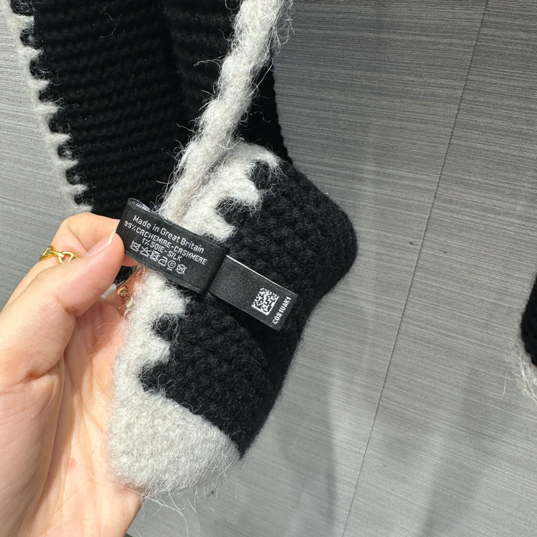 Новый шарф Chanel Double C с бахромой, коллекция осень/зима 2023, черный.