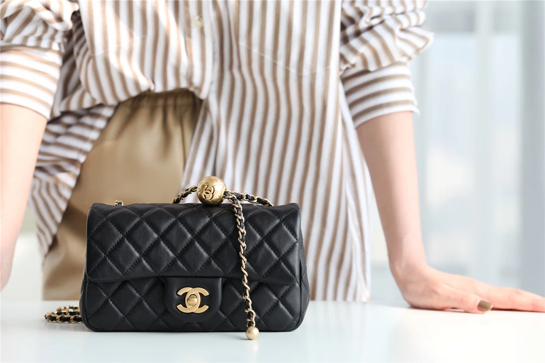 Chanel - Золотая сумка-клапан с шариком из углеродного волокна