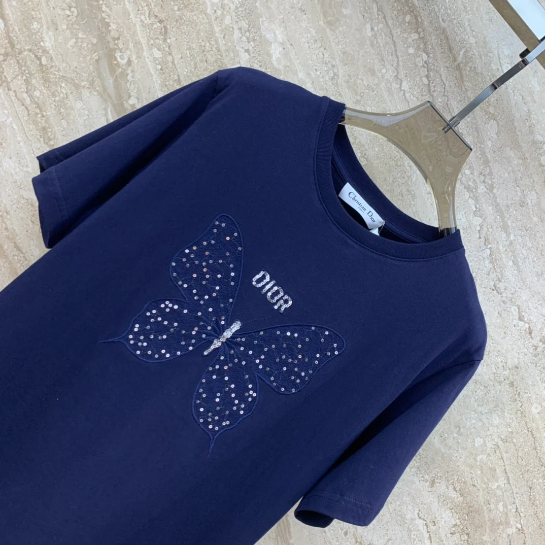 Футболка Dior 2403 с вышитым логотипом бабочки, круглым вырезом и короткими рукавами - синяя