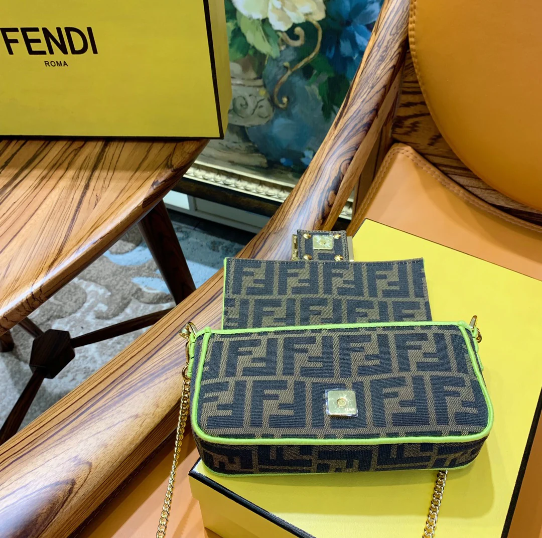 Сумка Fendi Baguette - маленькая желтая сумка с монограммой.