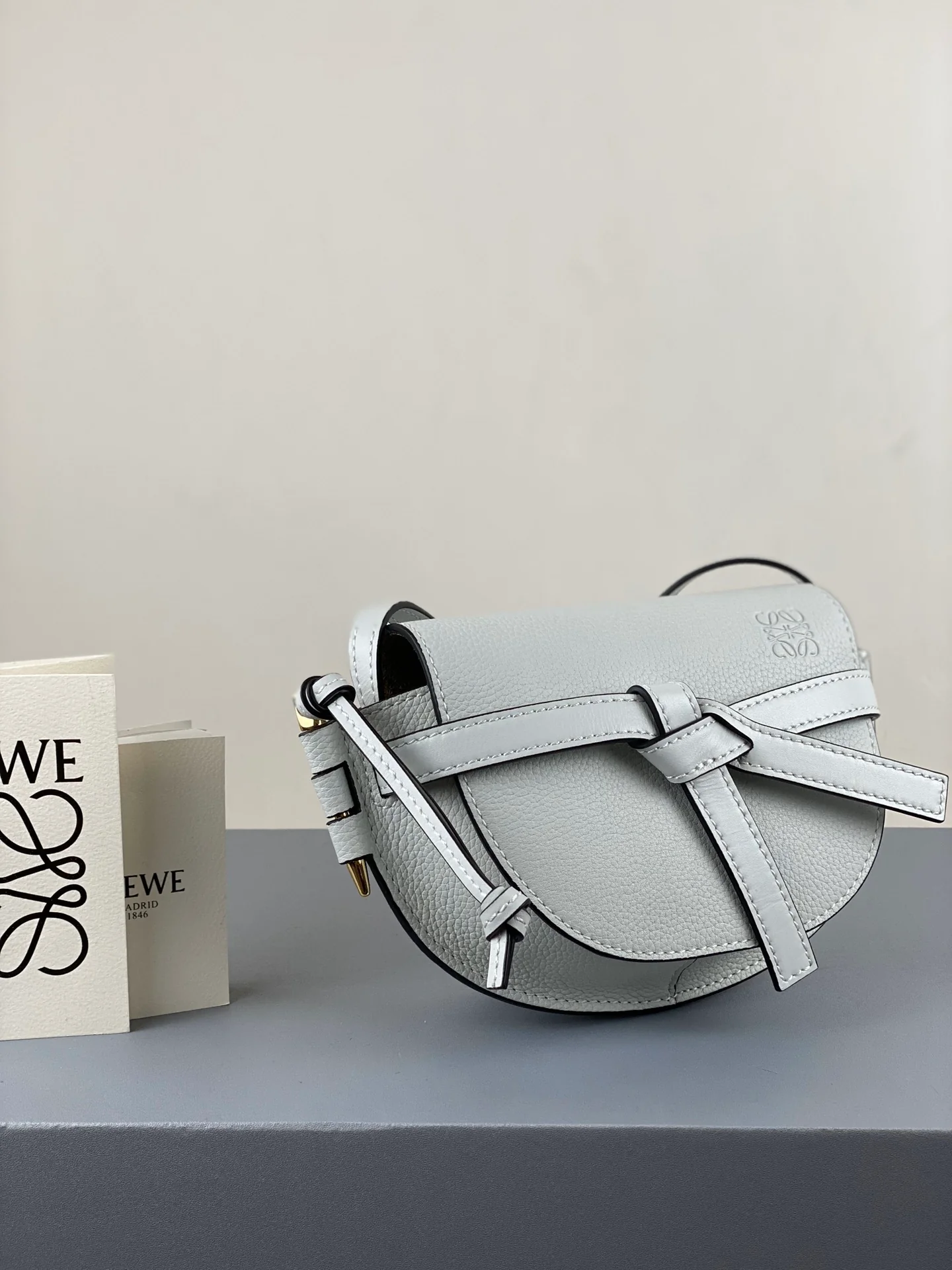 Мини-платье Loewe Gate 21x12x5x9x5 см, белое с узором из личи.