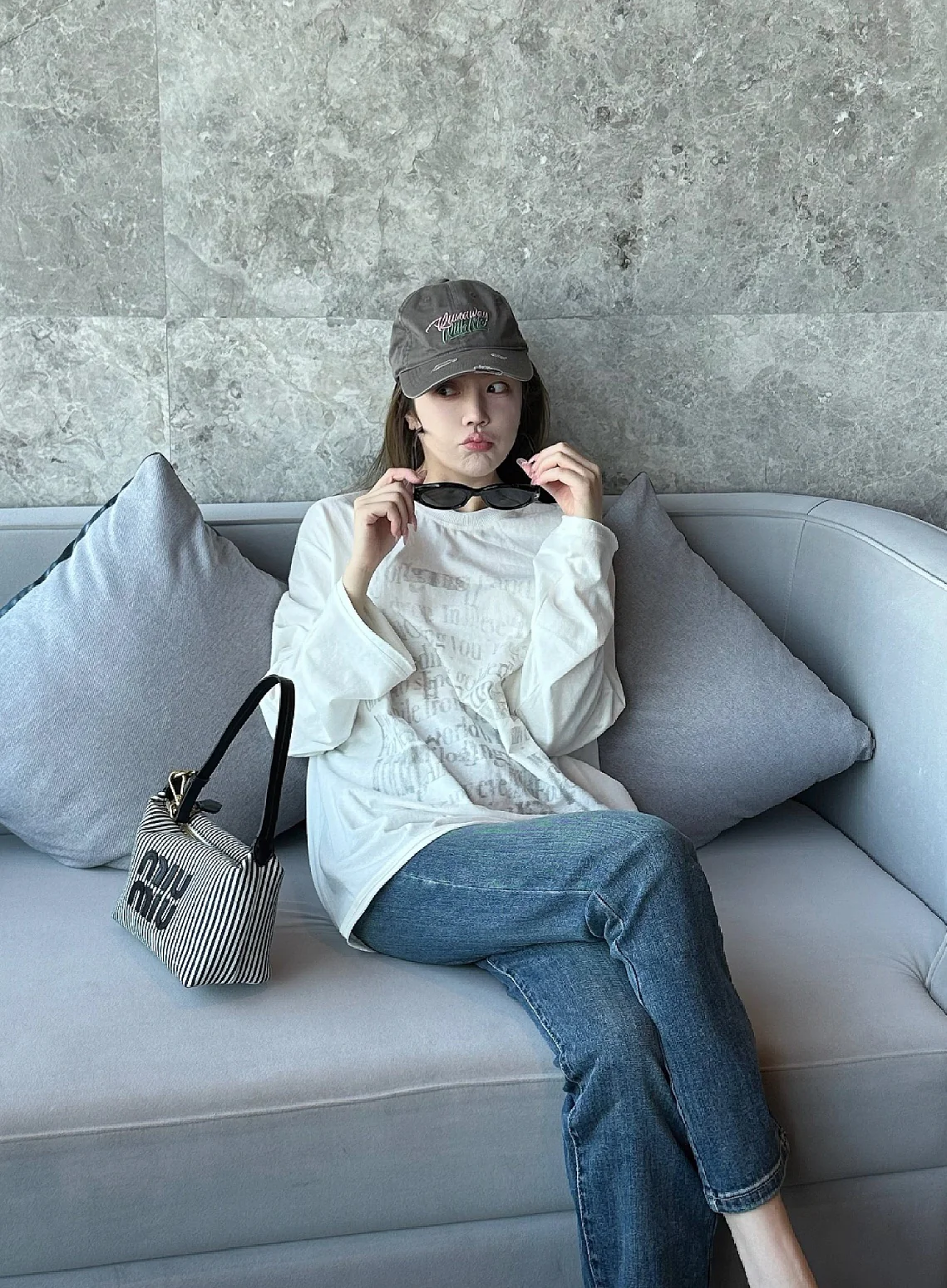 Косметичка/сумка для ланча Miu Miu из жаккардовой ткани - на фото.