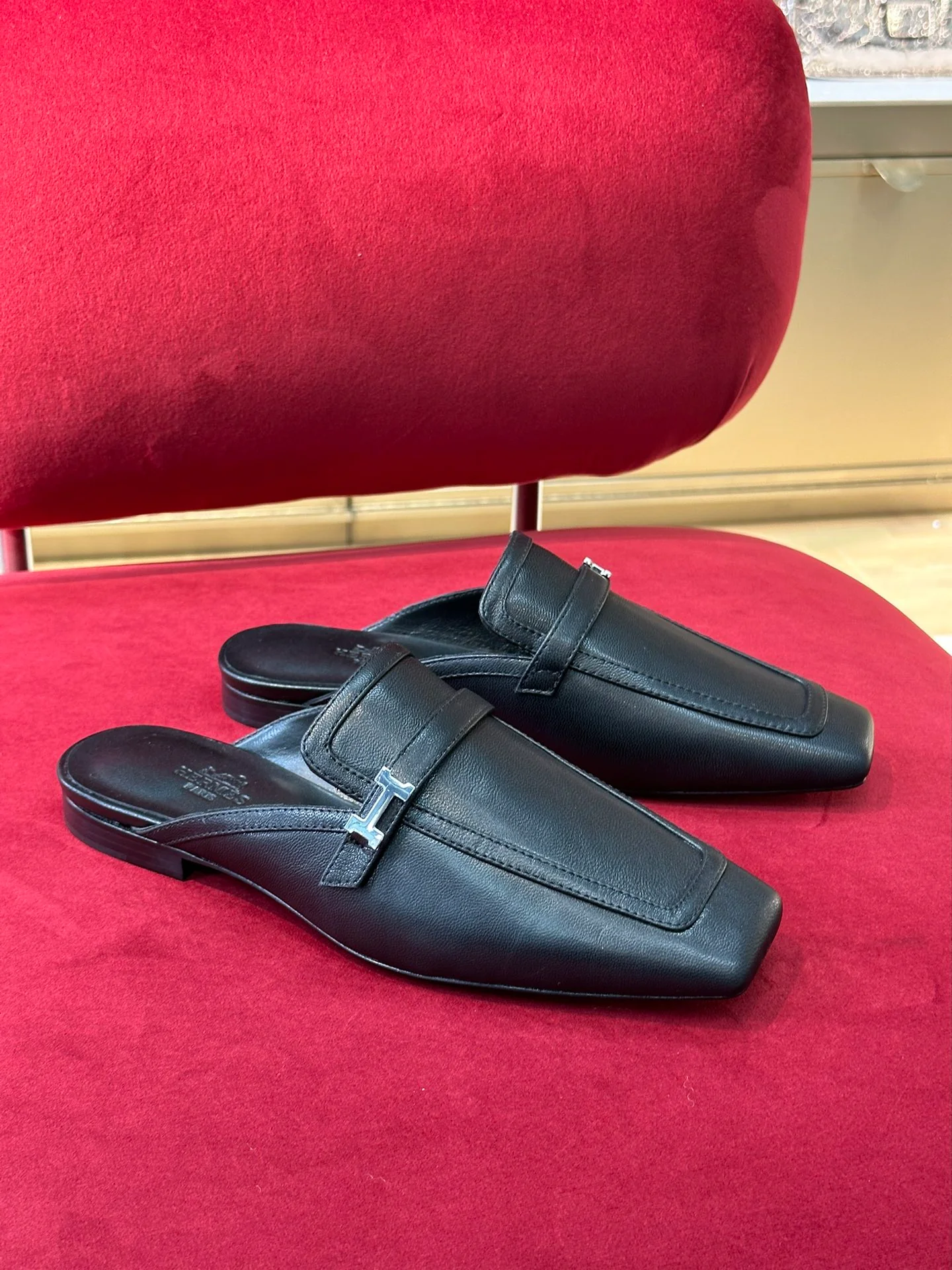 Новинка сезона весна/лето 2023 от Hermes - Кожаные тапочки с квадратным носком - Черные