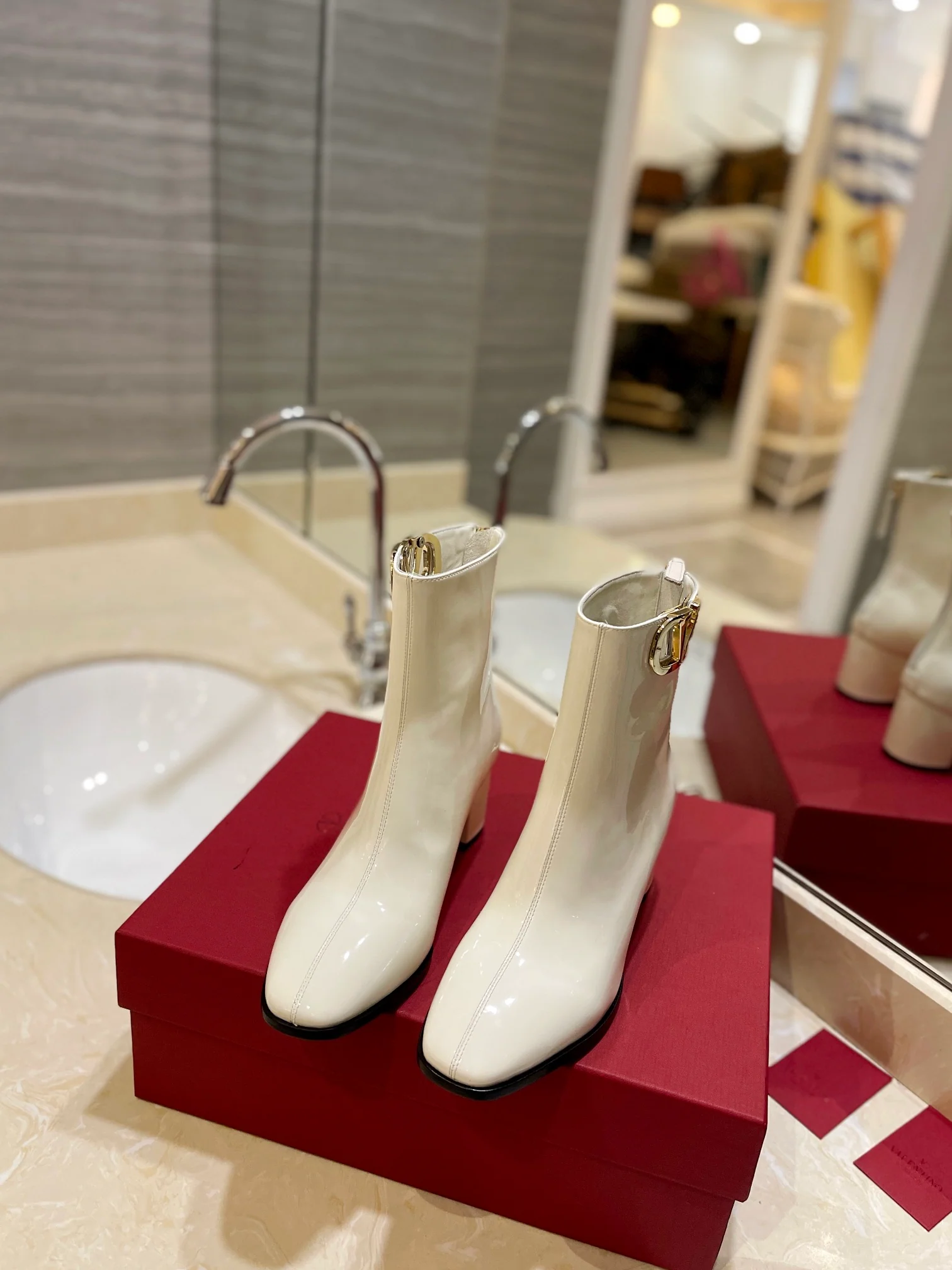 Новинка сезона осень/зима 2023 от Valentino - Ботильоны на массивном каблуке - Застежка-молния сбоку - Лакированная кожа, белый цвет