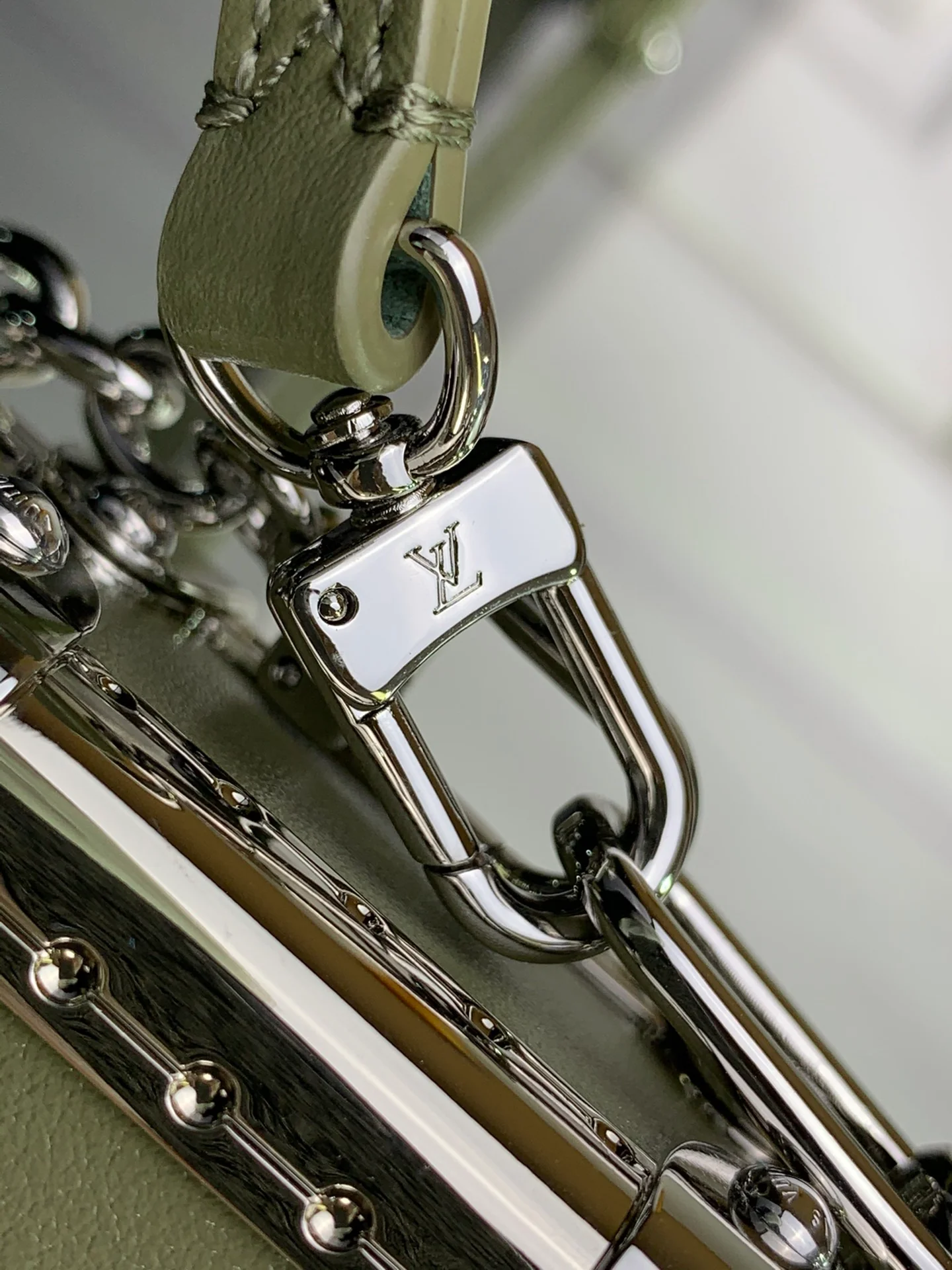 m25445-LV-slim-side-trunk chain bag-black green