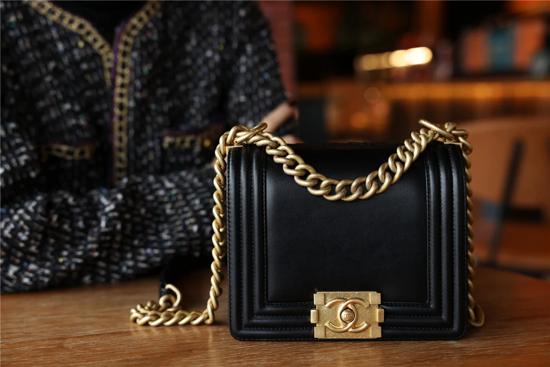 Chanel 2022, гладкая телячья кожа, размер 16-18-8-5 см