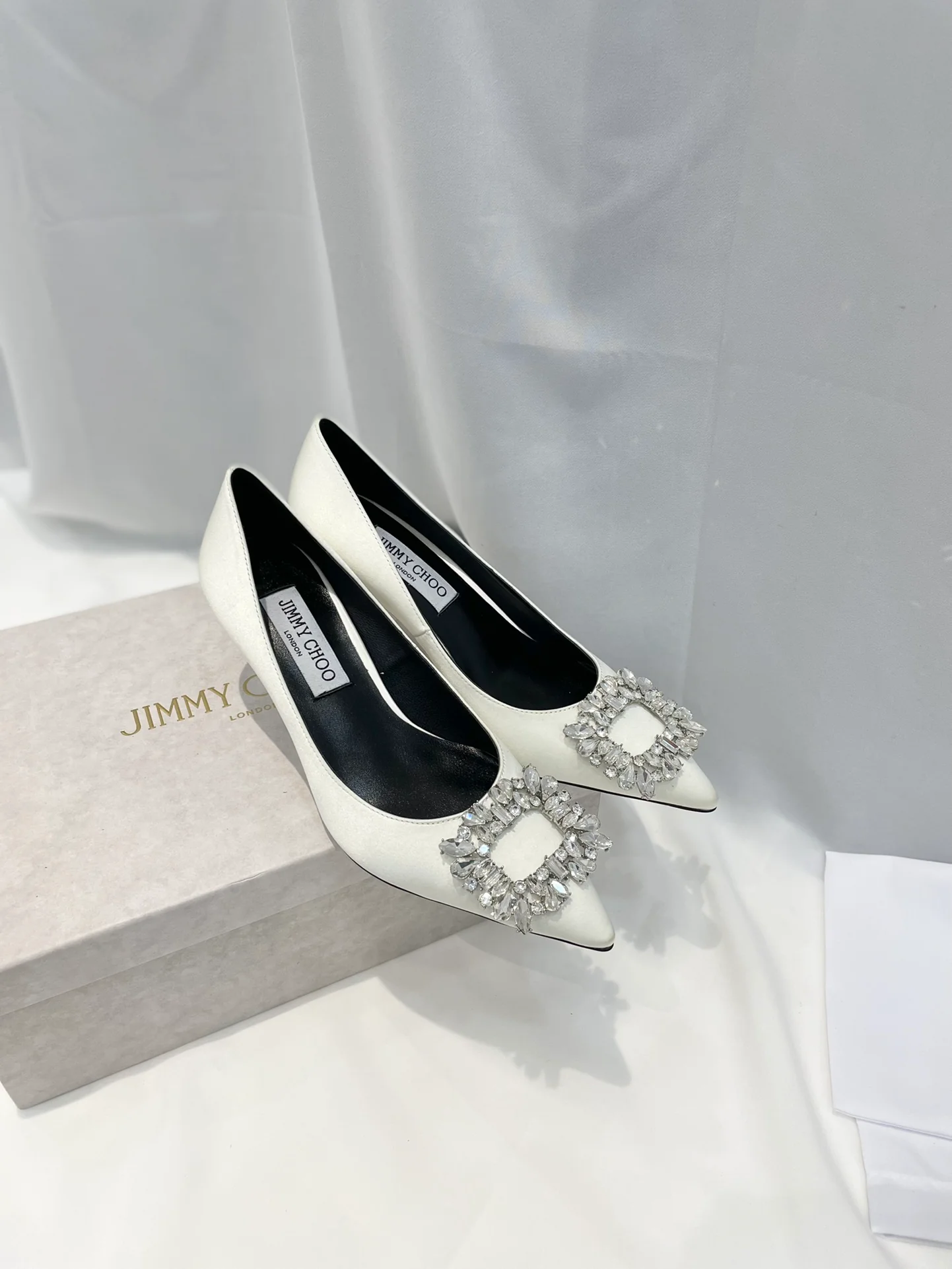 Серия Jimmy Goddess - Туфли на высоком каблуке с бриллиантовой пряжкой - Белые - 2 шт.