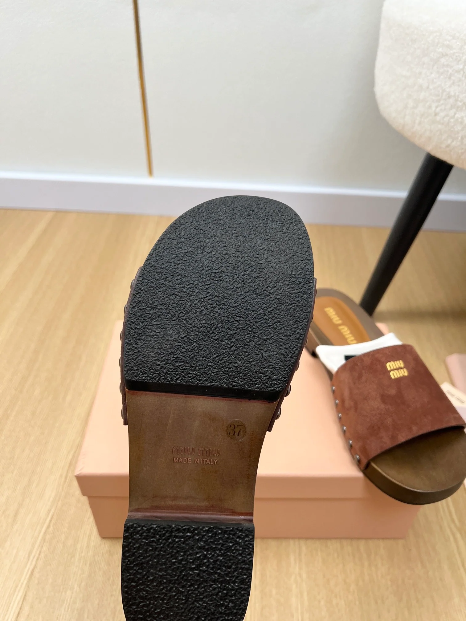 Замшевые деревянные тапочки Miu Miu 2024 - темно-коричневые