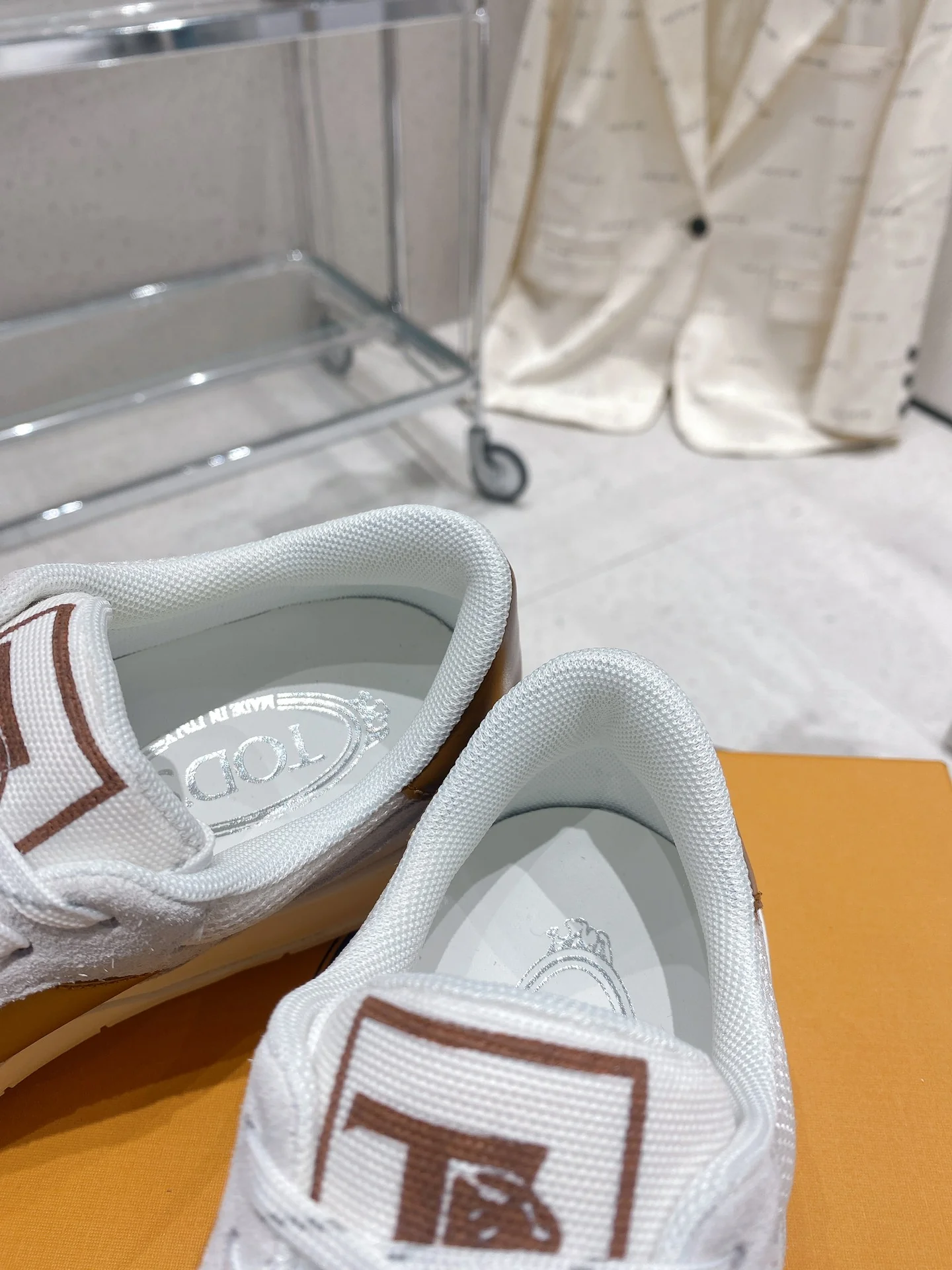 Весенняя коллекция Tods 2023 — Повседневная обувь — Парная модель — Коричневая отделка