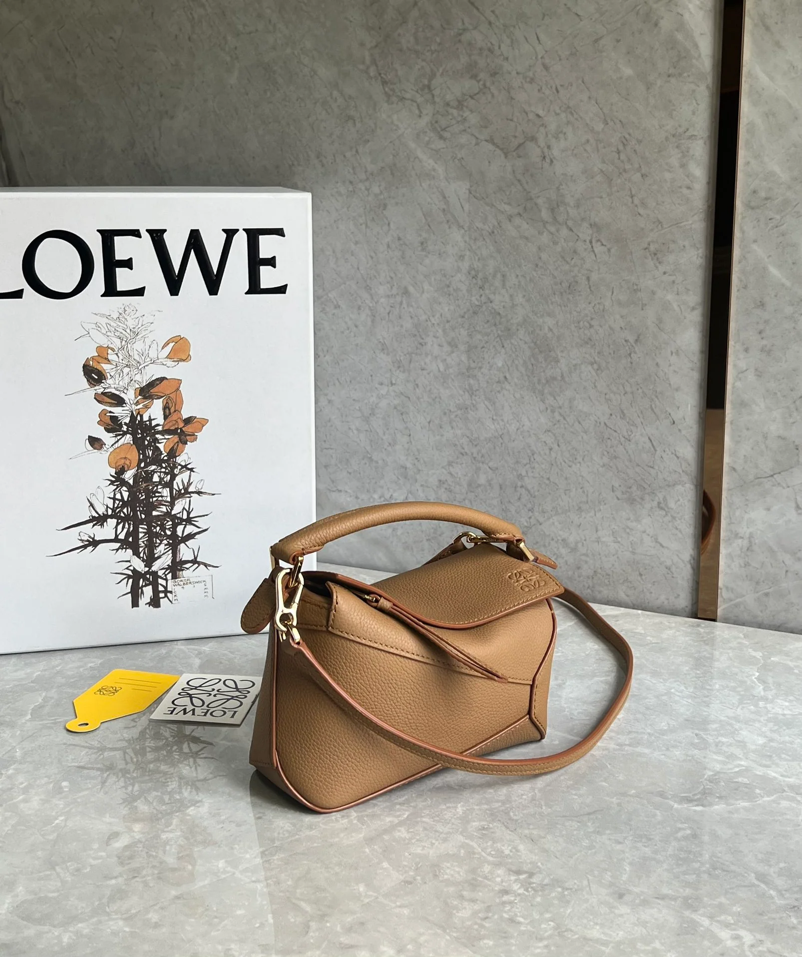 Миниатюрная кожаная сумка Loewe Puzzle Mini