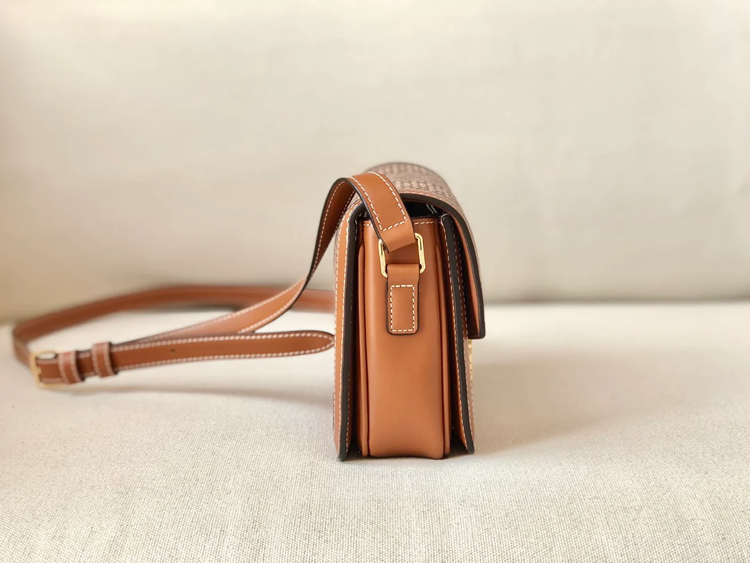 Маленькая сумка Celine Triomphe из искусственной кожи и кожи вагю.