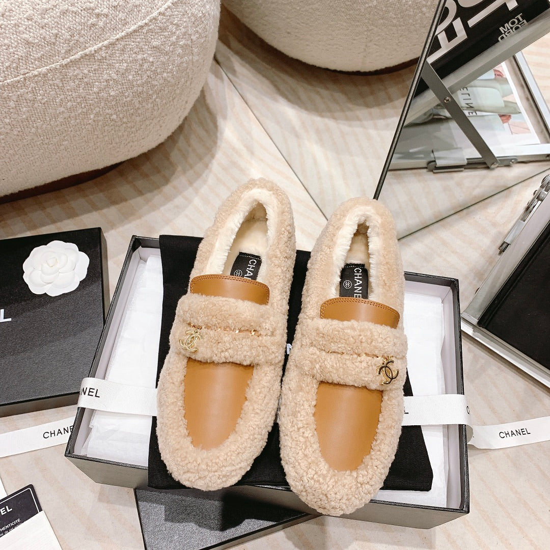 Весенняя коллекция Chanel 2022 — Балетки из овечьей шерсти в стиле пэчворк — Коричневые