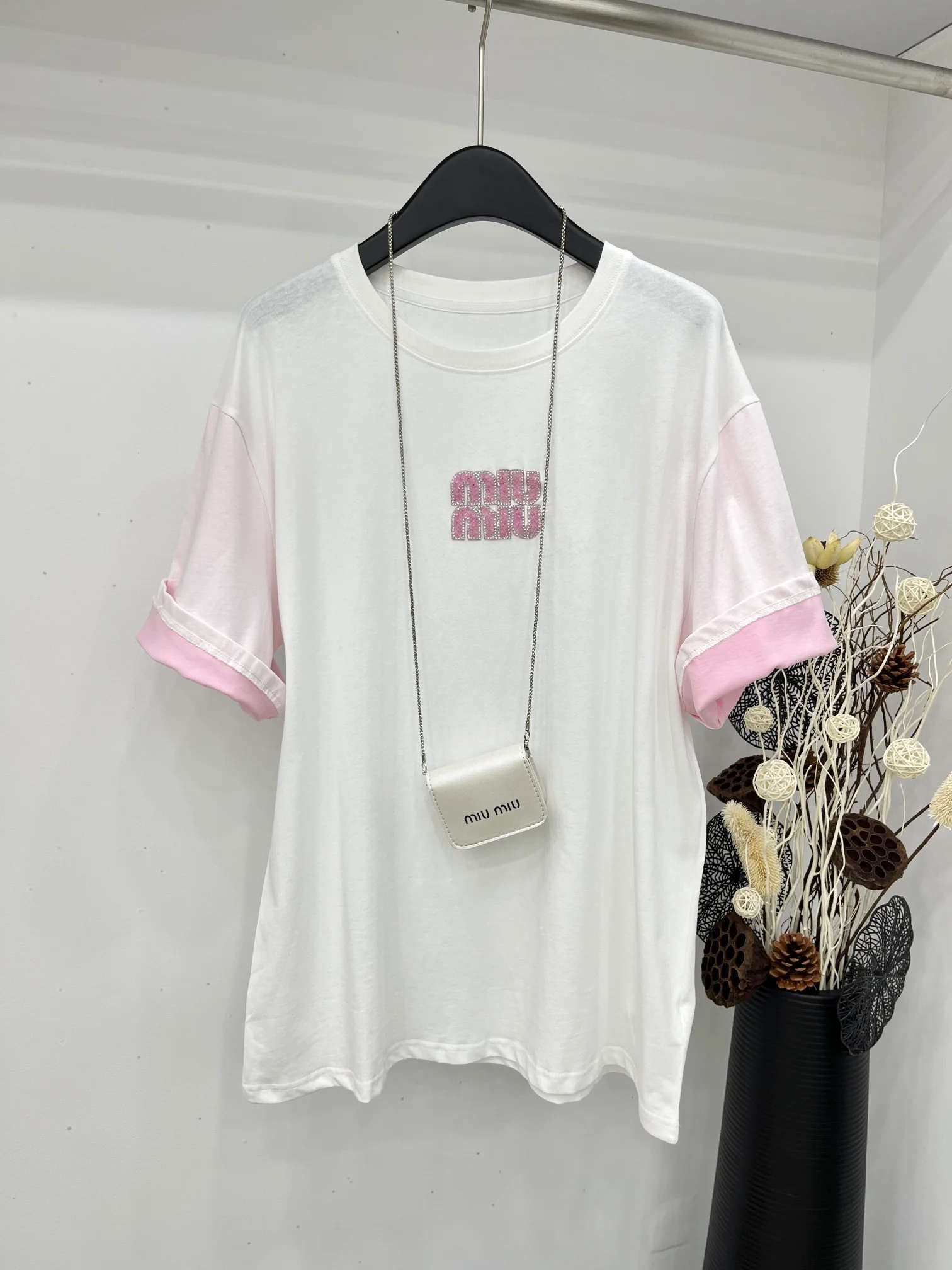 Miu Miu - 2404-24 Новинка: футболка с коротким рукавом, украшенная вышитыми вручную буквами, белая.