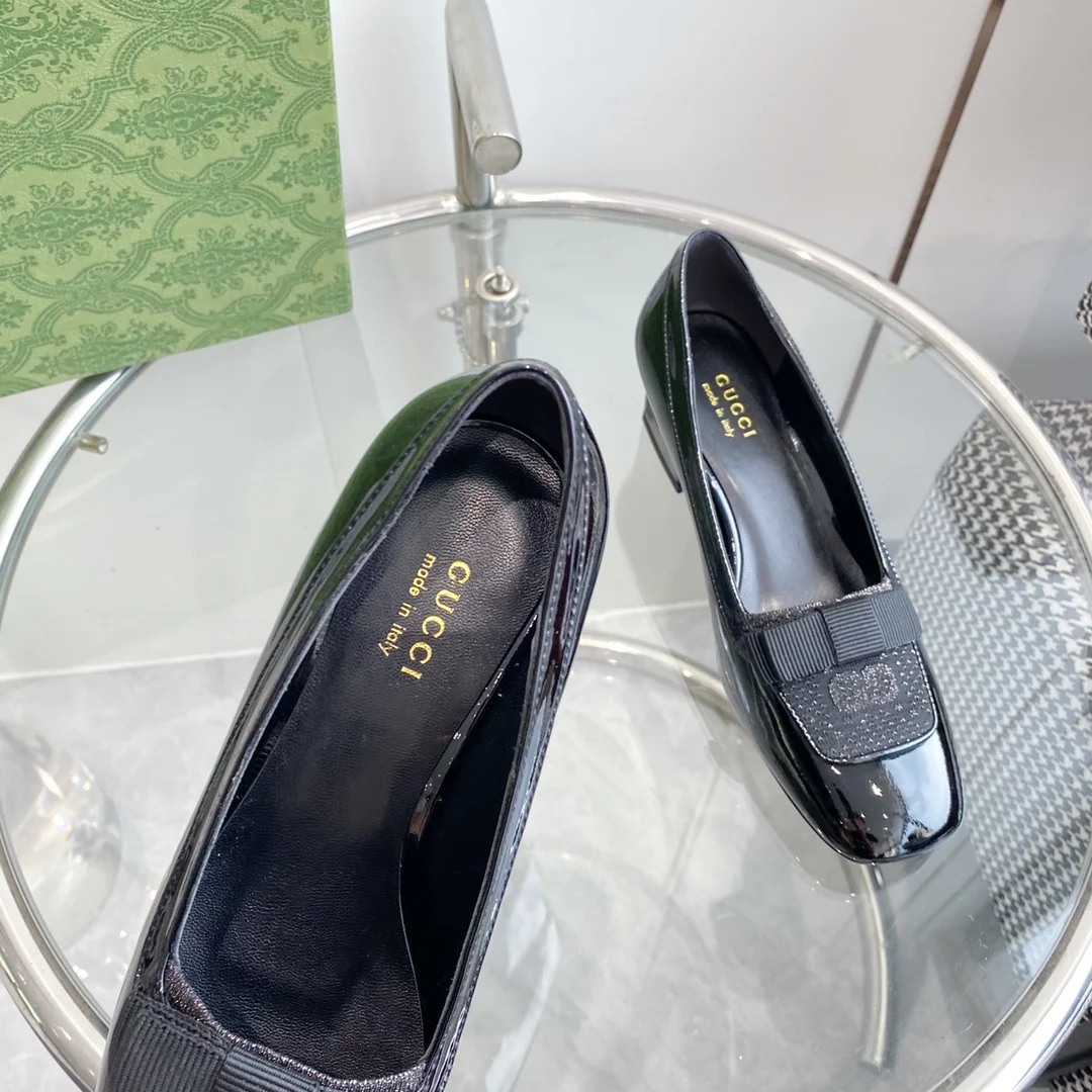 Новинка 2023 года от Gucci - балетки на низком каблуке с квадратным носком и бантом.