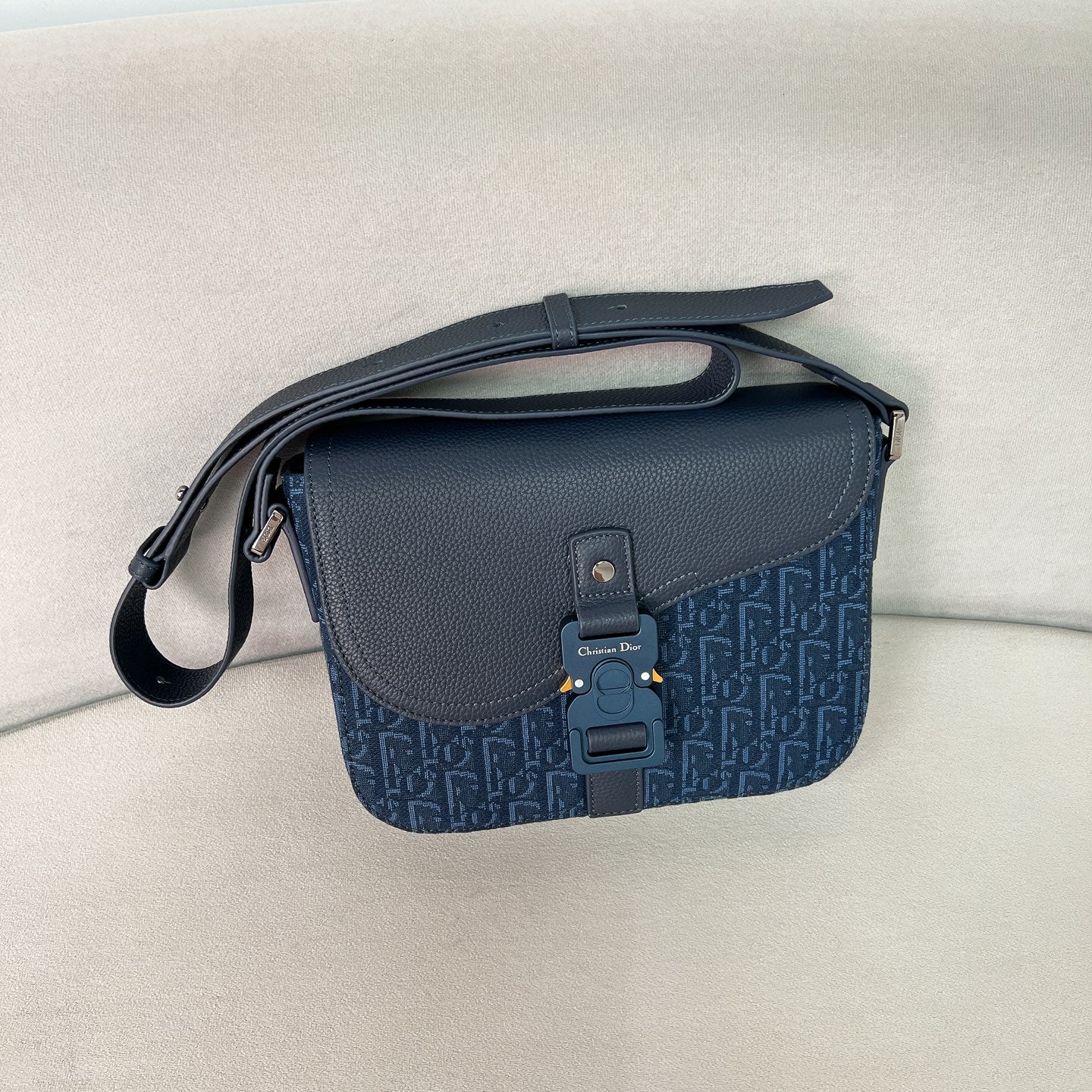 Сумка-мессенджер Dior Saddle, синяя, с монограммой на канве.