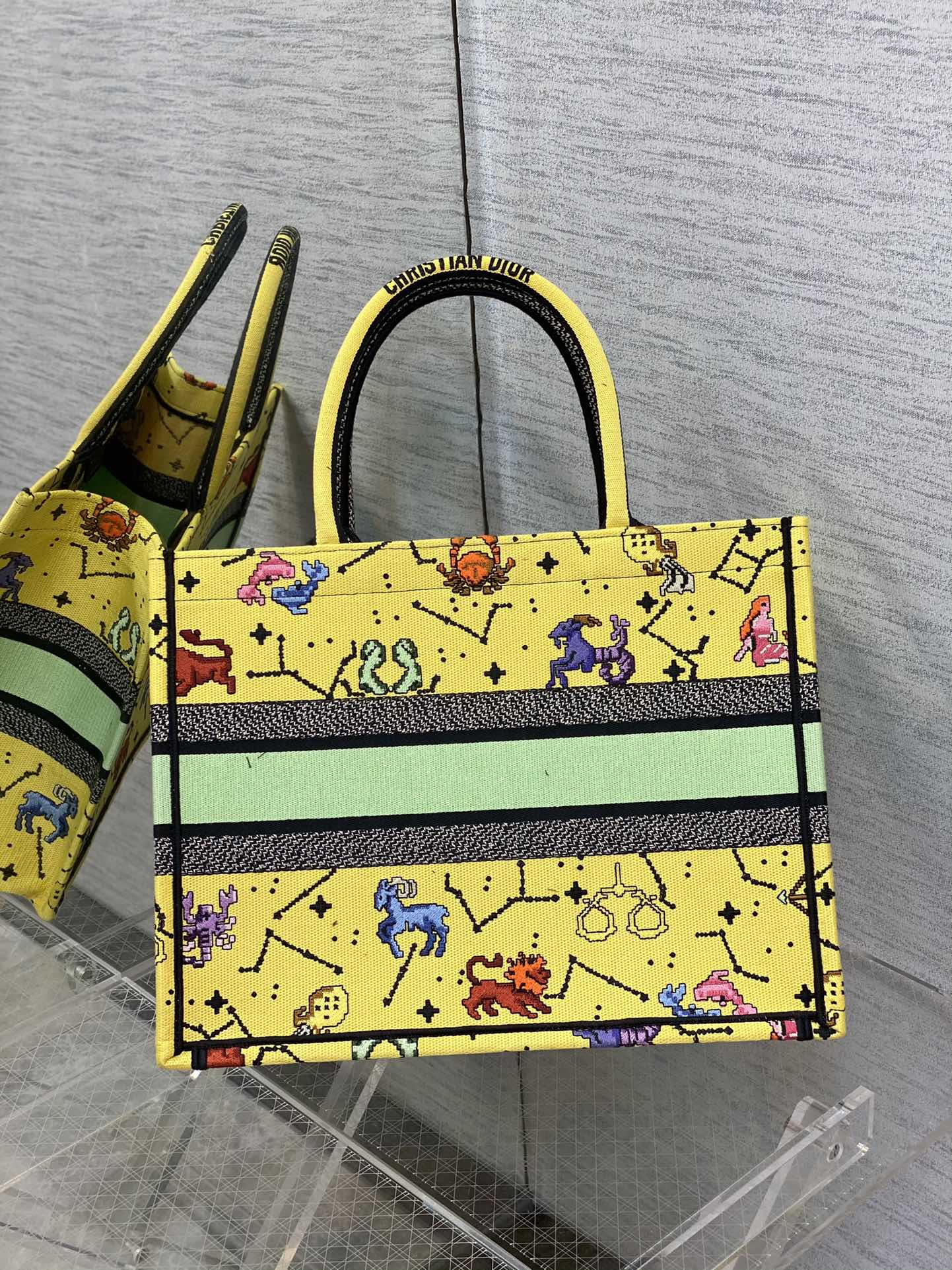 Сумка-тоут Dior Book Tote Medium 36-5cm, лимитированная серия к празднику Циси — желтая.