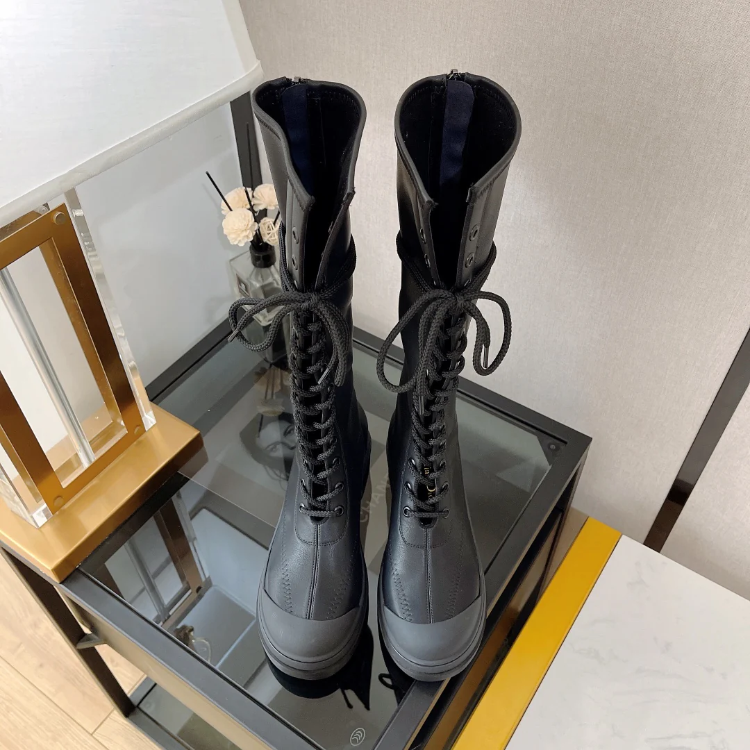 Новинка сезона осень/зима 2022 от Dior — ботинки на шнуровке.