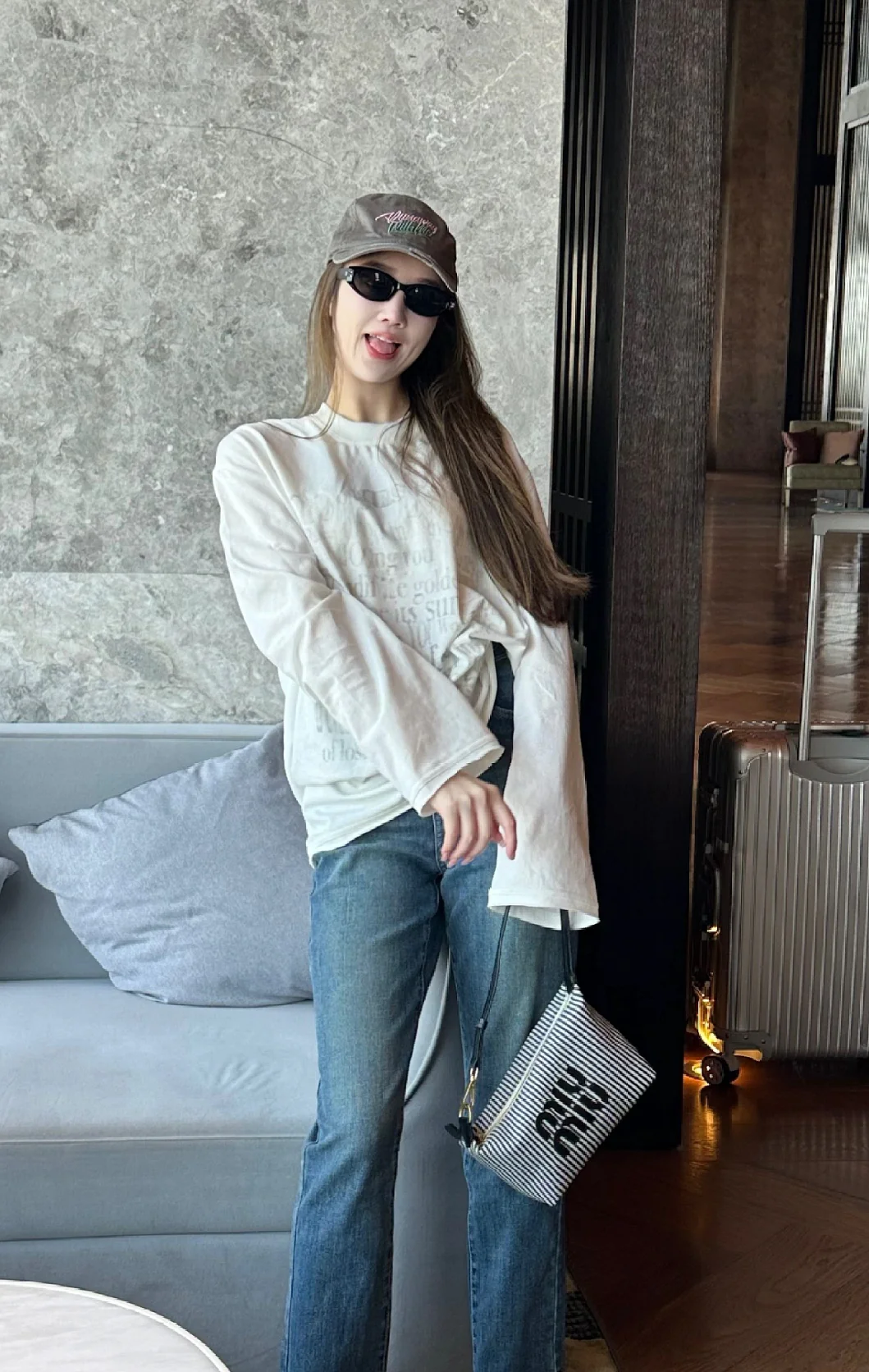 Косметичка/сумка для ланча Miu Miu из жаккардовой ткани - на фото.