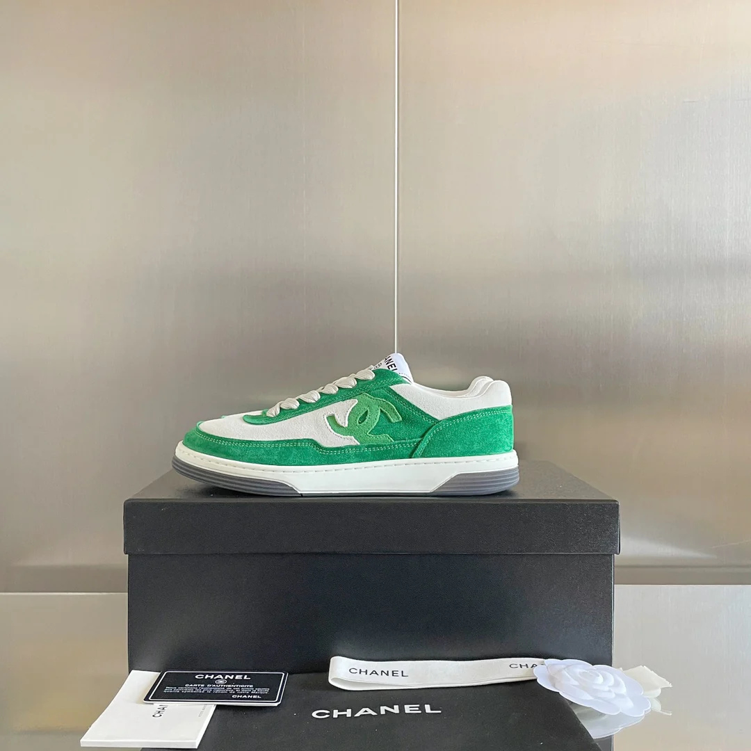 Новинки коллекции Chanel Весна/Лето 2023 - Замшевые кроссовки - Повседневная обувь - Спортивная обувь - Зеленый