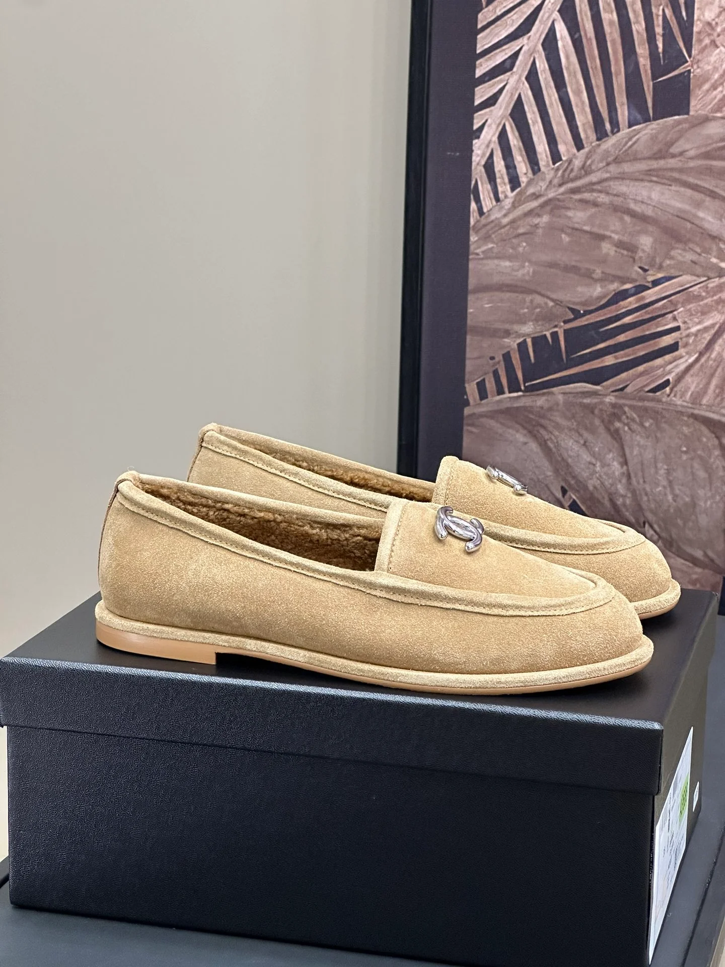 Меховые лоферы Chanel 2024 — кофейного цвета.