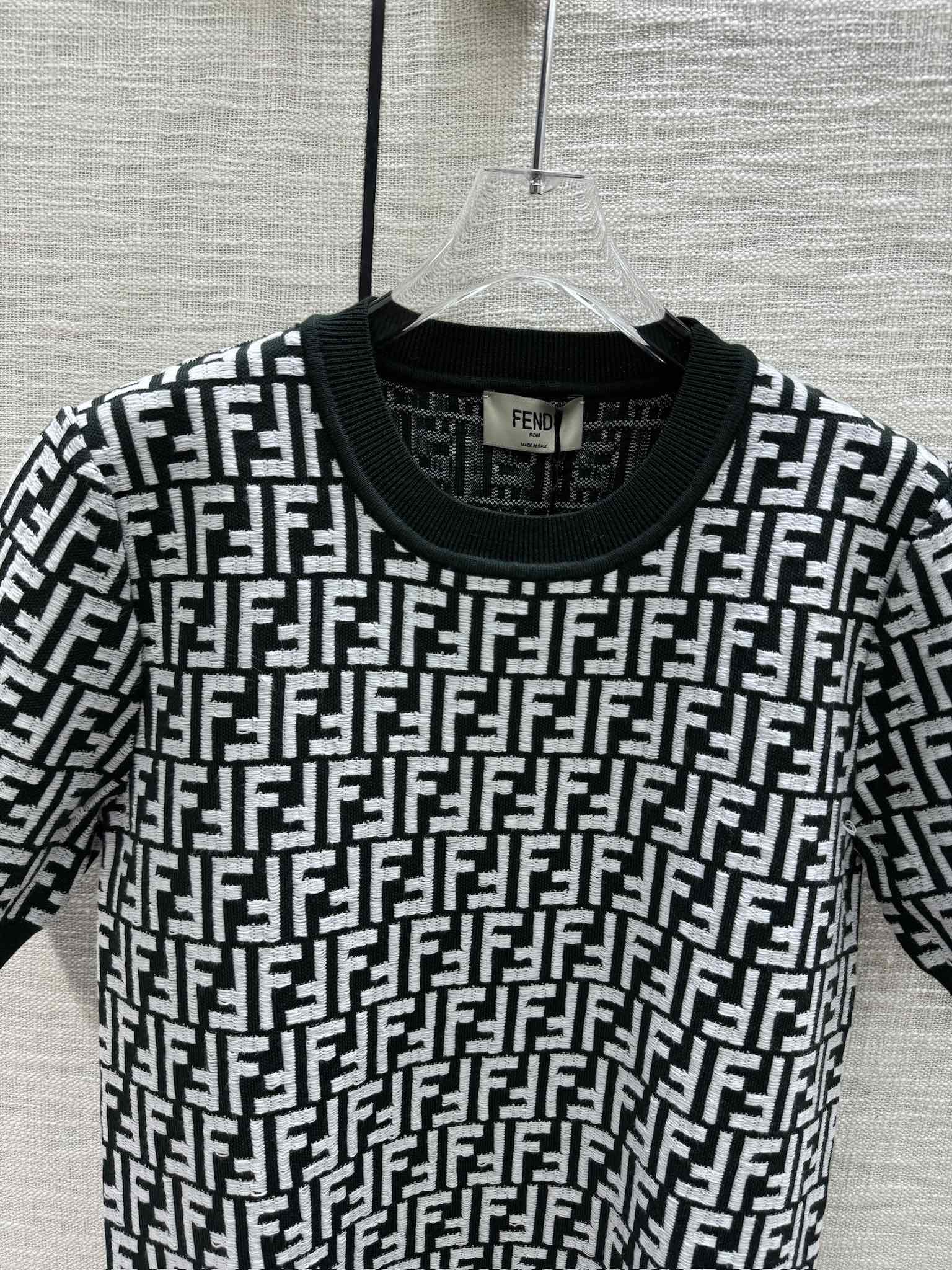Fendi-2403-24 Новая коллекция ранней весны. Трикотажный свитер с коротким рукавом и круглым вырезом, с монограммой.