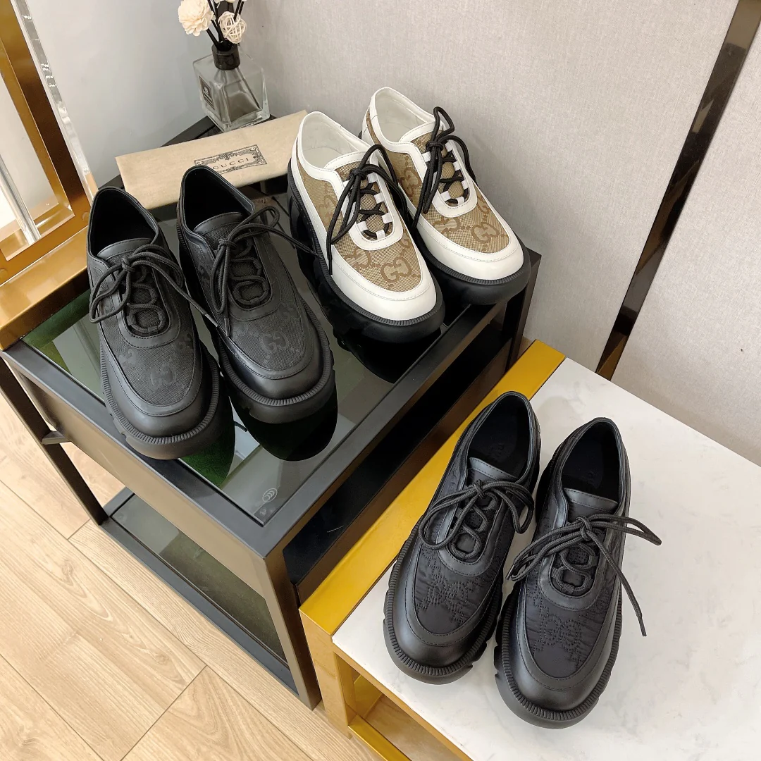 Новинка сезона осень/зима 2022 от Gucci — кроссовки на платформе в британском стиле.