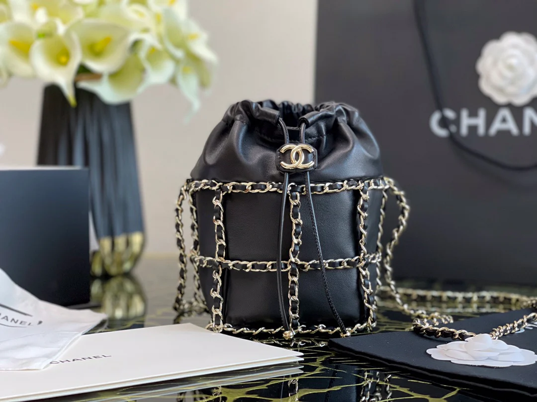 Маленькая сумка-ведро Chanel из овечьей кожи с завязками