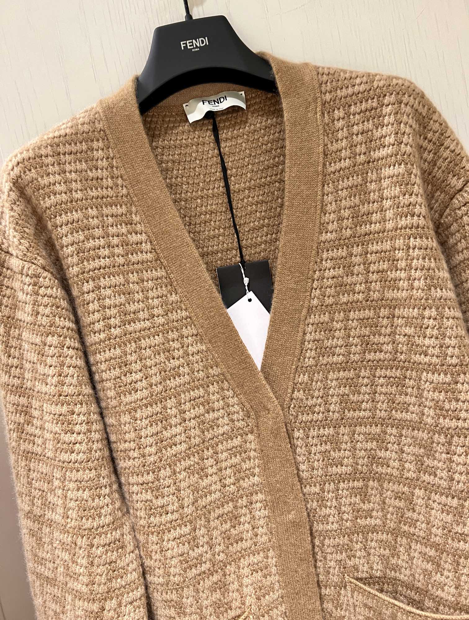 Кардиган Fendi-2403 с V-образным вырезом