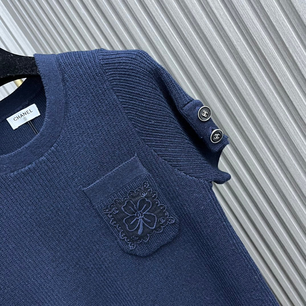 Свитер Chanel 2403 с карманом в виде четырехлистного клевера — синий.