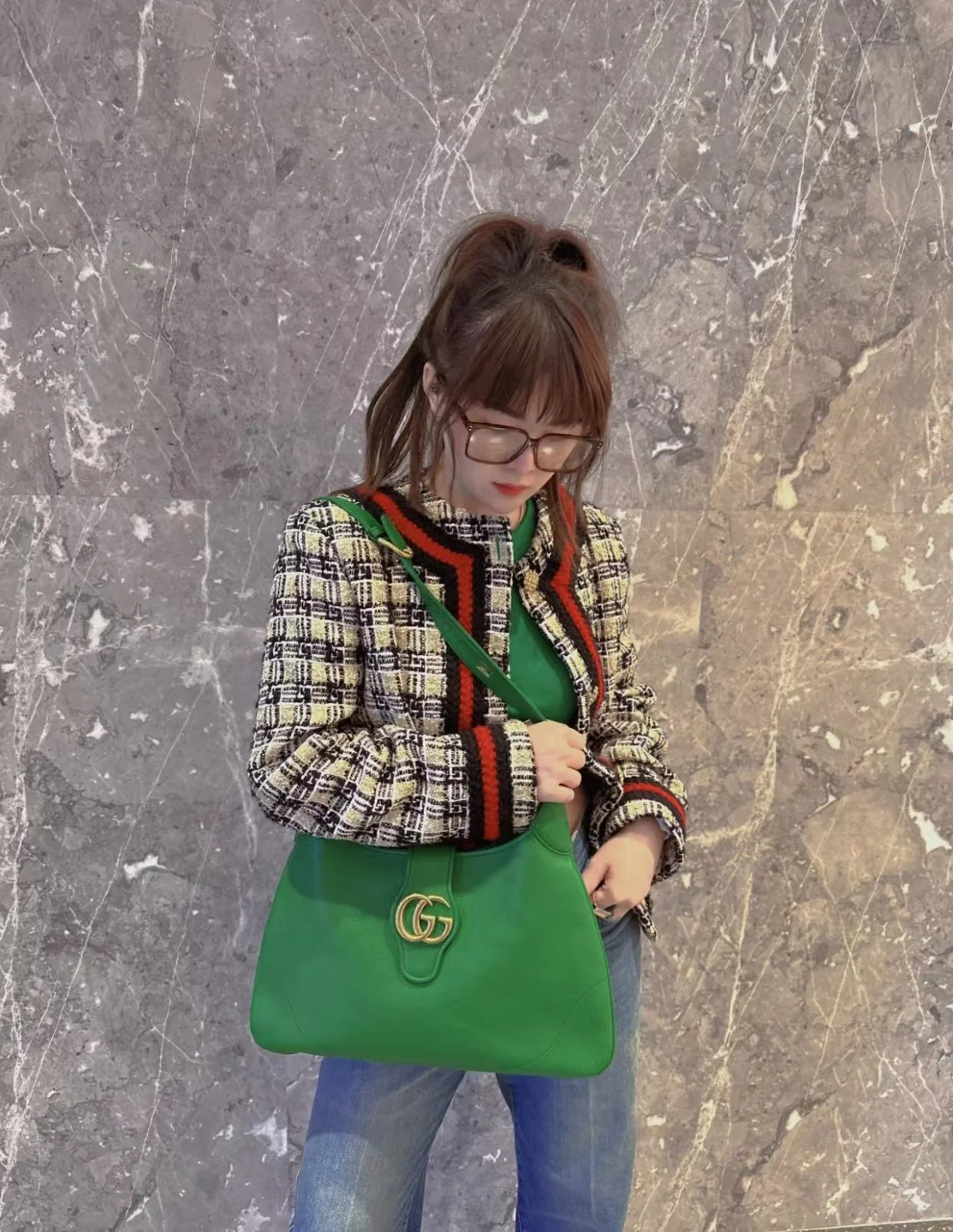 Весенняя коллекция Gucci 2023 — Сумка через плечо ?Полумесяц? — зеленая — Фотографии в действии.