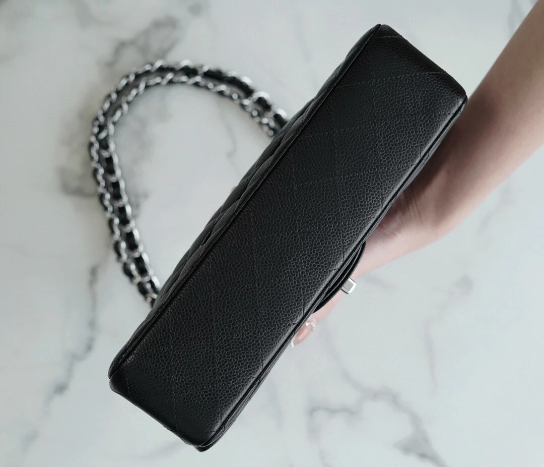 Chanel - Сумка с узором ?Личи? - Черная с серебряной пряжкой