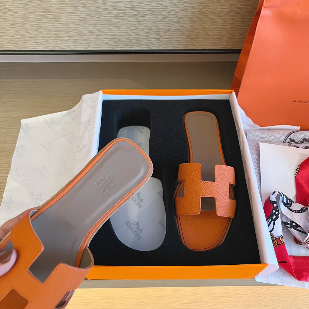 Классические тапочки Hermes с буквой H — оранжевый с пальмовым принтом