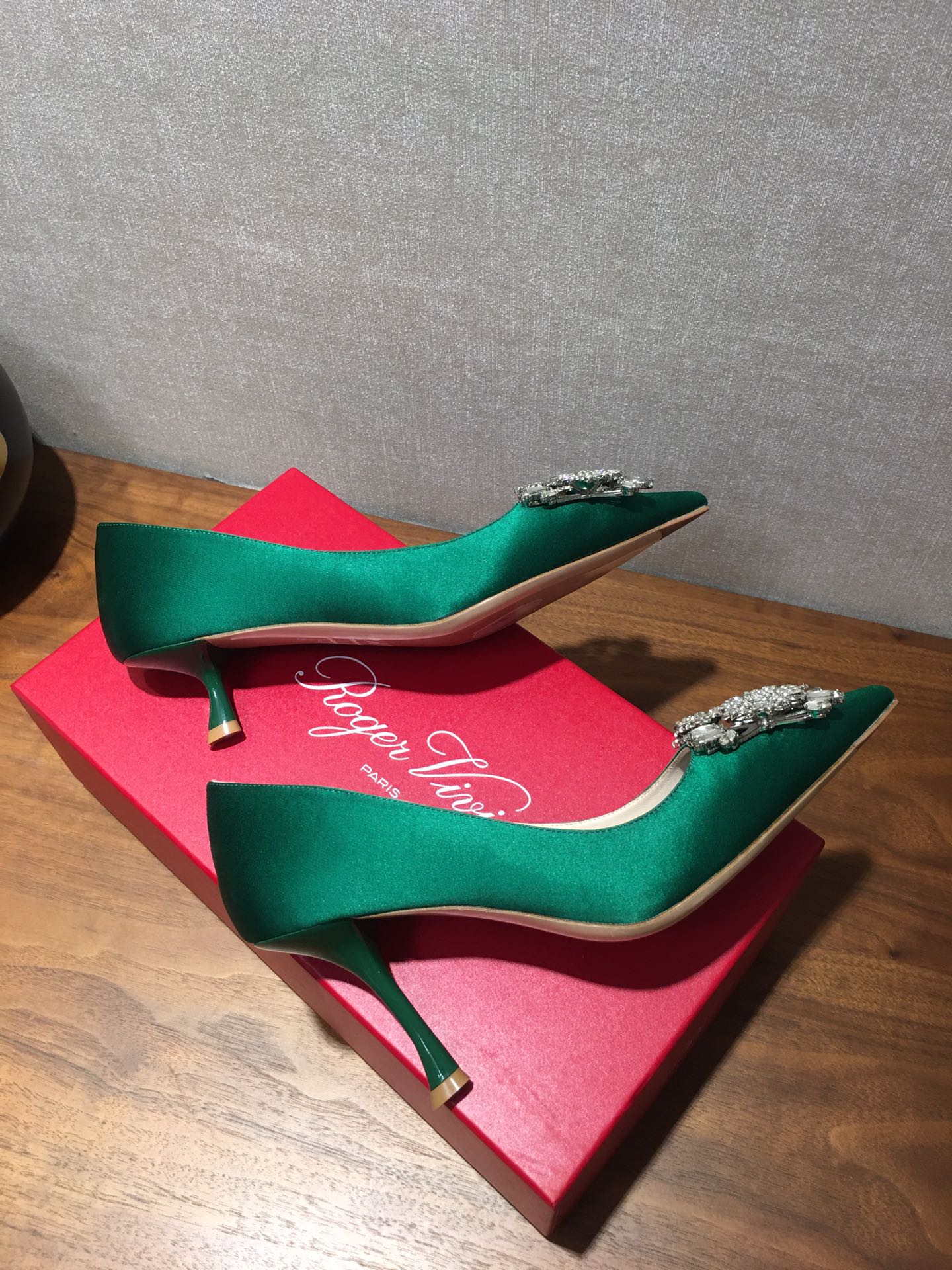 Туфли RV - туфли на высоком каблуке с острым носком и пряжкой, украшенные стразами - зеленые