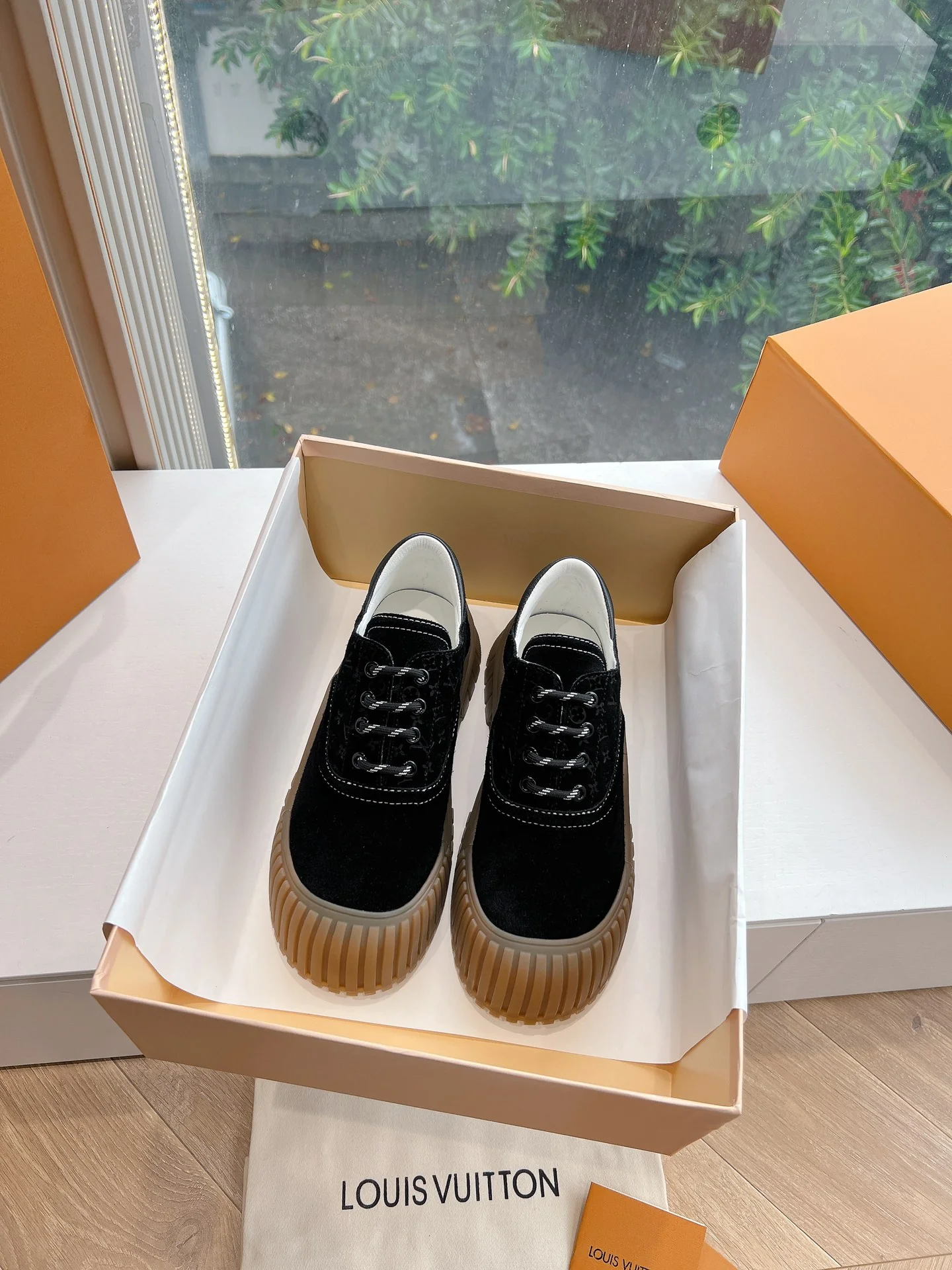 LV-2024 - Повседневная обувь - Черная
