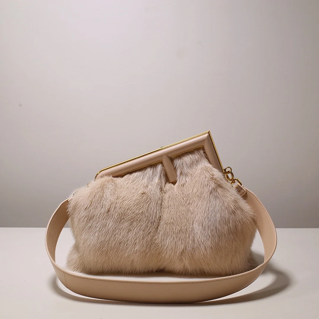 Средняя сумка Fendi First из розовой норки