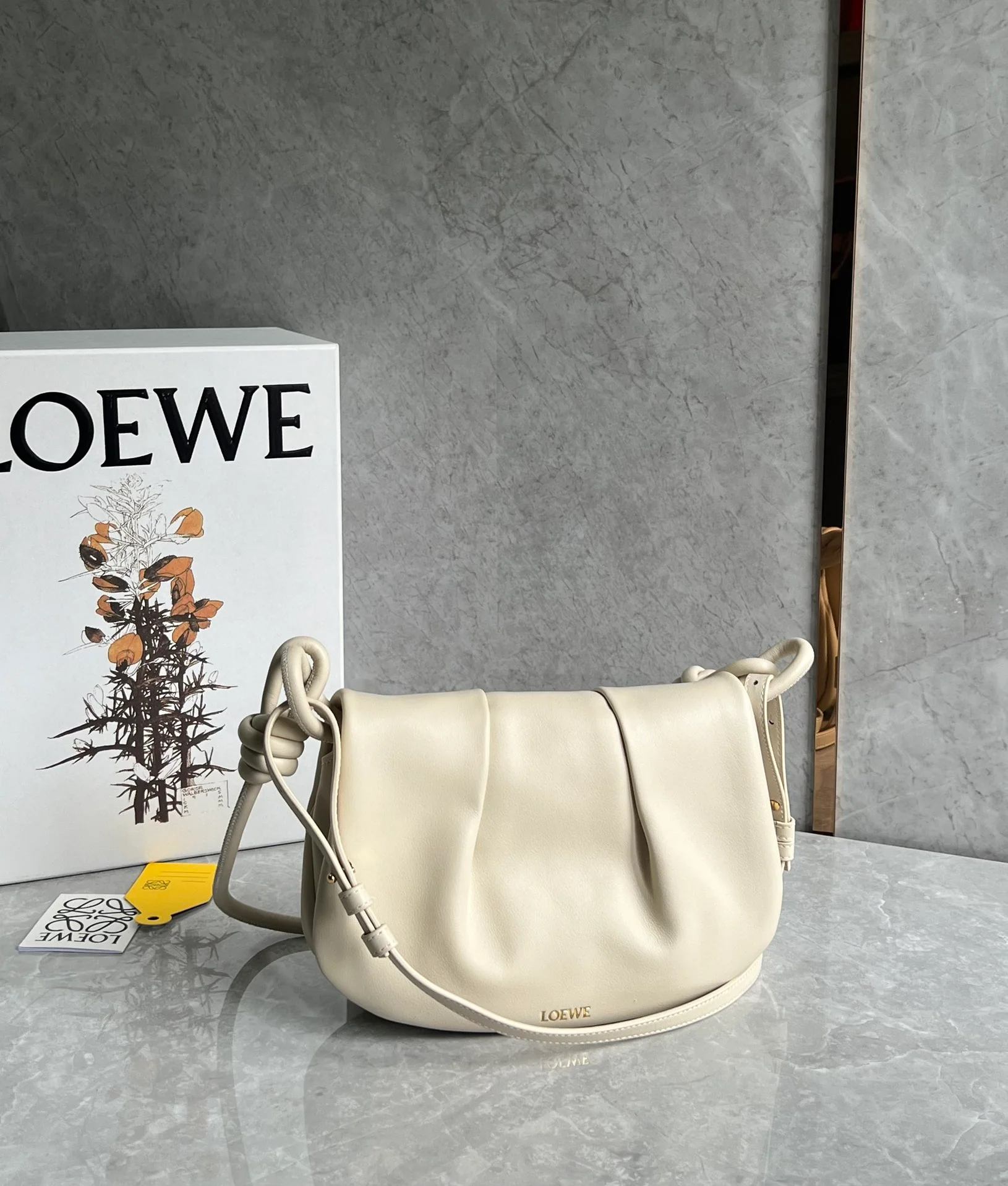Сумка через плечо Loewe Paseo - кремовый цвет