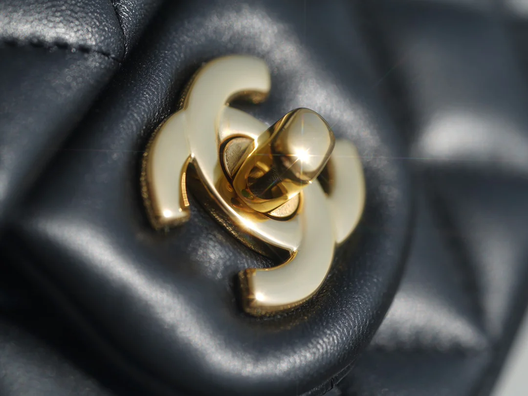 Мини-сумка Chanel CF 20 см из черной овечьей кожи с золотой пряжкой CF20